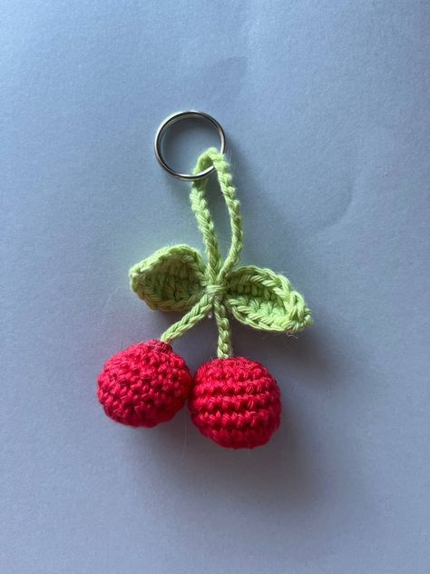 Crochet Patterns Keychain, Crochet Cherry Keychain, Crochet Sweater Tutorial, Crochet Cherries, Crochet Keyrings, Cherry Crochet, Crochet Charms, Crochet Keyring, Crochet Cherry