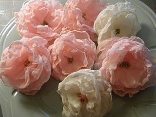 Chiffon flower tutorial - so pretty! MOM can you be the creative person you are and figure out how to make these?? Diy Flores, Diy Rose, Fabric Flower Tutorial, Chiffon Flower, Organza Flowers, Cloth Flowers, Fabric Flowers Diy, Chiffon Flowers, Ribbon Flowers