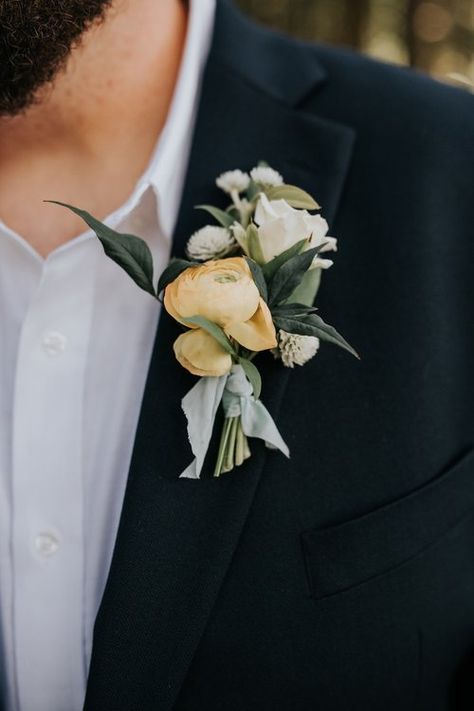 Wedding With Flowers, Ranunculus Boutonniere, Peach Ranunculus, Oregon Coast Wedding, Scent Garden, Beachside Wedding, Clematis Vine, Flower Installation, Portland Wedding