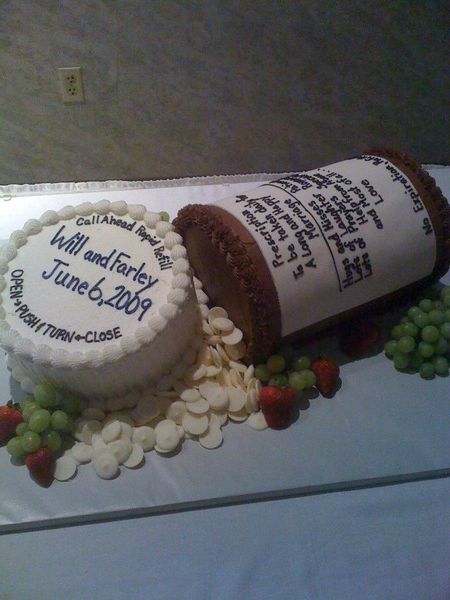 My bro had this crazy pill bottle grooms cake last night. (pharmacist) Pharmacy Themed Cocktail, Pharmacy Desserts, Pharmacy Cake Ideas Pharmacists, Pharmacist Birthday Cake, Pharmacy Graduation Cakes, Doctor Wedding, Pharmacy Party, Pharmacy Cake, Pharmd Graduation