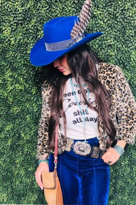 Blue Cowboy Hat Outfit, Rodeo Style Outfits, Fall Cowgirl Outfits, Cowboy Hat Outfit, Blue Cowboy Hat, Western Chic Fashion, Nfr Outfits, Nfr Style, Nfr Fashion