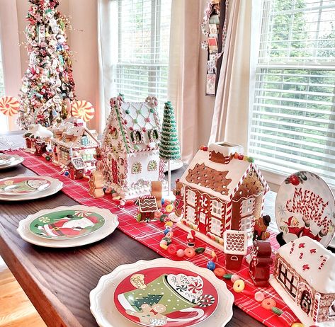 Christmas House Decorations Indoor, Christmas Table Decor Ideas, Christmas Table Decorations Diy, Ward Christmas Party, Gingerbread Decor, Gingerbread Party, Gingerbread Christmas Decor, Christmas Table Decor, Christmas Tabletop Decor