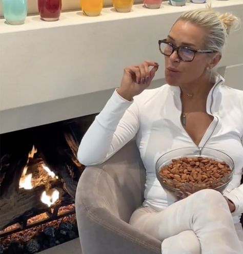 Almond Mum Aesthetic, Yolanda Hadid Diet, Almond Mom, Mom Aesthetic Outfit, Almond Daughter, Bad Celebrity Plastic Surgery, Yolanda Foster, Yolanda Hadid, Mom Activities