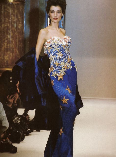 Look Gatsby, Jean Louis Scherrer, 90s Runway Fashion, Runway Fashion Couture, Runway Outfits, Couture Mode, Naomi Campbell, Glam Dresses, Looks Vintage