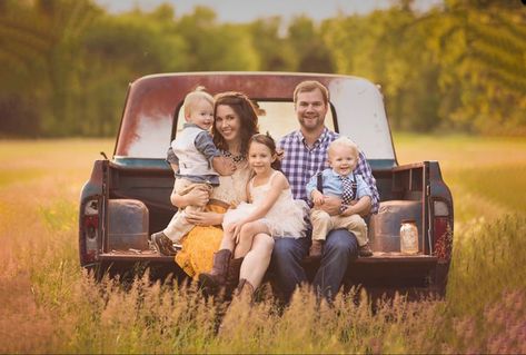 Rustic Family Photos, Country Family Photos, Adult Family Photos, Large Family Poses, Truck Photo, Cute Family Photos, Country Family, Family Pic Ideas, Family Picture Poses