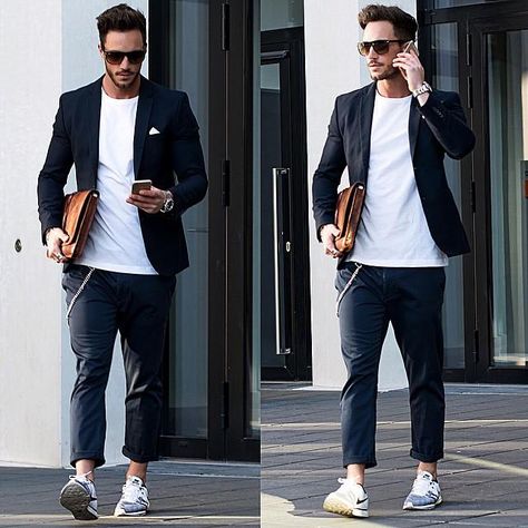 10 Wardrobe Basics Every Fashion Blogger Owns – LIFESTYLE BY PS Blazer With White Shirt, Casual Look For Men, Magic Fox, Suits And Sneakers, Blazer Outfits Men, Blazer And T Shirt, Mens Fashion Blazer, Mens Fashion Smart, Mens Fashion Blog