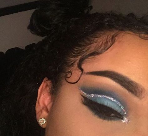 Sliver Makeup, Silver Eyeshadow Looks, Cinderella Makeup, Blue Eyeshadow Makeup, Disco Makeup, Quinceanera Makeup, Blue Eyeshadow Looks, Blue Makeup Looks, Silver Makeup