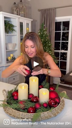 Easy Christmas Centerpieces For Round Table, Janine Graff Qvc, Round Tray Christmas Decor, Round Christmas Centerpieces, Christmas Centerpieces For Round Table, Woven Tray Decor, Christmas Round Table Decorations, Christmas Centerpieces For Round Tables, Christmas Centerpieces For Table Elegant