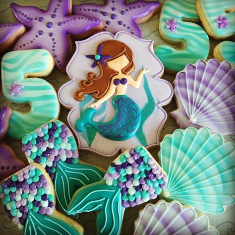 The Little Mermaid under the sea decorated iced sugar cookies / biscuits - mermaid tail, seashell, starfish. Little Mermaid Cookies, Nemo Party, Mermaid Cookies, Beach Cookies, Decorate Cookies, Mermaid Cupcakes, Ocean Fish, Shower Cookies, Summer Cookies