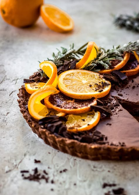 Rich cacao and zesty orange oil combine in this 9-ingredient chocolate orange tart. Vegan, gluten free and refined sugar free! Chocolate Orange Tart, Chocolate And Orange Tart, Flourless Brownie Recipe, Orange Tart, Tart Vegan, Vegan Tarts, Dark Chocolate Orange, Chocolate And Coconut, Vegan Christmas Recipes