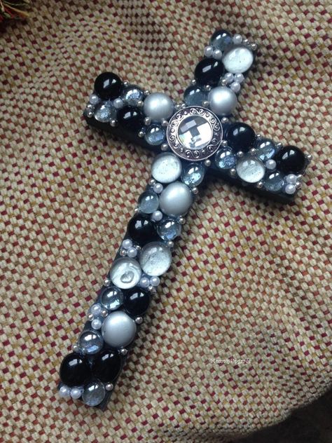 black and silver mosaic cross diy Wood Wall Cross, Diy Jewelry To Sell, Mosaic Crosses, Religious Crafts, Cross Crafts, Craft Packaging, Cross Art, Diy Cross, Easter Crafts Diy