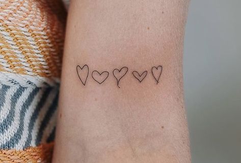 Tattoo by @vibetattoo.ut on instagram Heart Tattoos From Family, Women Family Tattoos, Womens Minimalist Tattoos, Family Draw Heart Tattoo, Dainty Tattoo Ideas For Women, Line Of Hearts Tattoo, Meaningful Family Tattoo Ideas For Women, Family Heart Tattoo Ideas, Small Tattoo Family