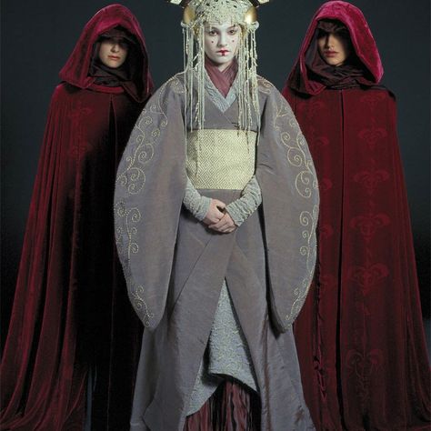 The pre-Senate gown Amidala wears is strongly influenced by the Japanese kimono. Padme Amidala Costume, Star Wars Padme Amidala, Star Wars Padme, Queen Amidala, Star Wars Fashion, Kimono Outfit, Padme Amidala, Star Wars Outfits, Queen Costume