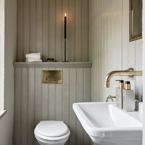 Drømme Bad, Small Toilet Room, Downstairs Loo, Downstairs Toilet, Cottage Bathroom, Interior Minimalista, Small Toilet, Country Bathroom, Downstairs Bathroom