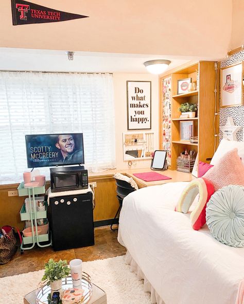 Triple Dorm Room Ideas, Texas Tech Dorm Room, Single Dorm Room Ideas, Dorm Kitchen Essentials, Dorm Things, Best College Dorms, College Dorm Room Ideas, Minimalist Dorm, Dream Dorm Room