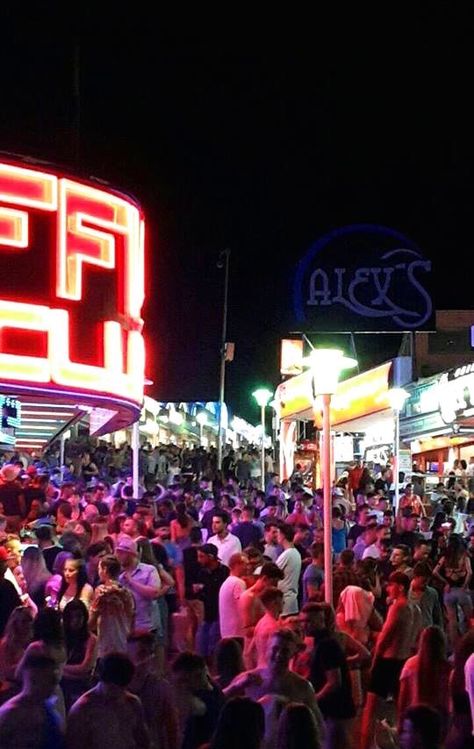 Magaluf Nightlife, Spain At Night, Magaluf Mallorca, Lads Holiday, Mallorca Party, Majorca Spain, Grad Trip, Blizzard Beach, Girl Holiday