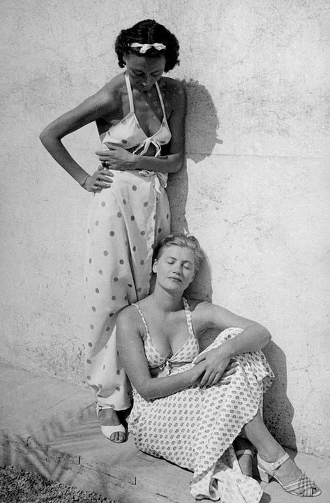 1937 Nusch Éluard and Lee Miller in Mougins, France Roland Penrose, London Blitz, Dora Maar, Lee Miller, Jean Cocteau, Vintage Woman, Man Ray, Cool Poses, Moda Vintage