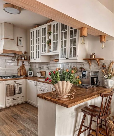 Italy House Aesthetic Kitchen, Cottage Core Apartment Kitchen, Sims 4 Cottage Living Kitchen, Cottagecore Kitchen Rental, Cute Kitchen Cottage Core, Scandinavian Kitchen Design, Cosy Kitchen, Fall Kitchen Decor, Country Style Kitchen