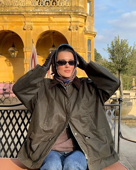 Valeria • Fashion Consultant (@sobalera) • Instagram photos and videos Barbour Jacket Women Outfit, Barbour Jacket Women, Countryside Fashion, Barbour Wax Jacket, Barbour Women, Jacket Outfit Women, Barn Jacket, Coats Fashion, Wax Jacket