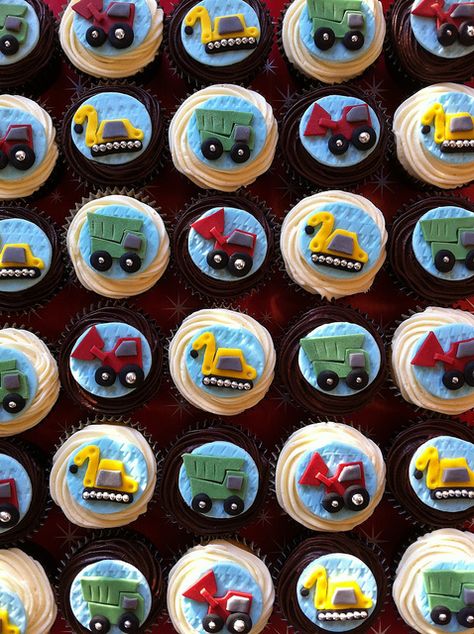 #construction cupcakes by *sugar ribbons* - Susara, via Flickr Boys Cupcakes Birthday, Boy Cupcakes Birthday, Construction Cupcakes For Boys, Digger Cupcakes, Cupcake Truck, Boy Cupcakes, Construction Cupcakes, Digger Cake, Truck Cupcakes