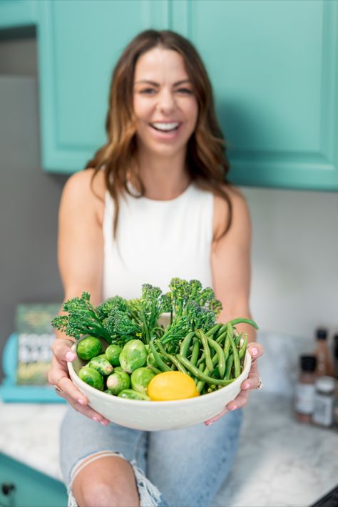 Brand photos of nutritionist and healthy food Kitchen Branding Photoshoot, Dietician Branding Photoshoot, Dietitian Headshots, Nutritionist Photoshoot Health Coach, Dietitian Photoshoot Ideas, Holistic Nutritionist Aesthetic, Nutritionist Branding Photos, Health Wellness Photoshoot, Holistic Health Coach Aesthetic