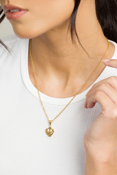 Khanda Necklace, Chain Lockets Gold Simple, Gold Blouse Designs, Punjabi Jewellery, Hand Jewelry Rings, Coral Jewelry Set, Jewelry Hacks, Live Screen, Locket Design