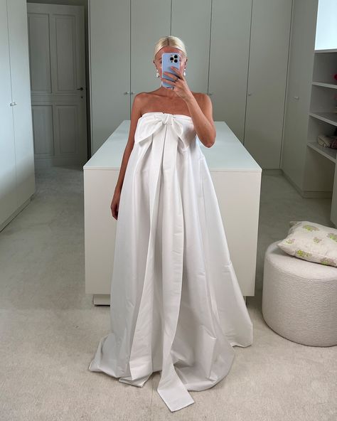 Wilson (@napofromwilson) • Photos et vidéos Instagram Estelle Dress, Taffeta Fabric, Exclusive Dress, Knitwear Tops, Dress Robes, Embroidered Dress, Bridal Collection, Wedding Outfit, Bridal Dresses