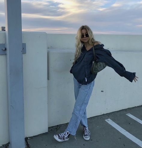 outfit inspiration shoes sweatshirt jeans converse purse shoulder bag background sunglasses parking lot sunset denim navy blue blonde fall summer cute trendy inspo fitspo Navy Blue Converse, Navy Converse, Converse Outfits, Blue Converse, Outfits With Converse, Winter Mode, Mode Inspo, Mode Vintage, Instagram Foto