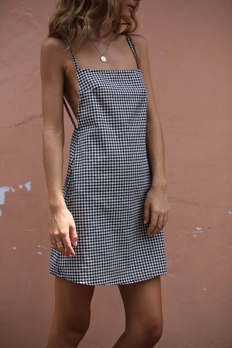 This Dress Is an Exact Replica of the One Rachel Wore in Friends via @WhoWhatWearAU Earth Dress, Mini Sundress, Looks Black, Gingham Dress, Mode Inspiration, Bride Wedding, Denim Outfit, Who What Wear, Summer Wardrobe