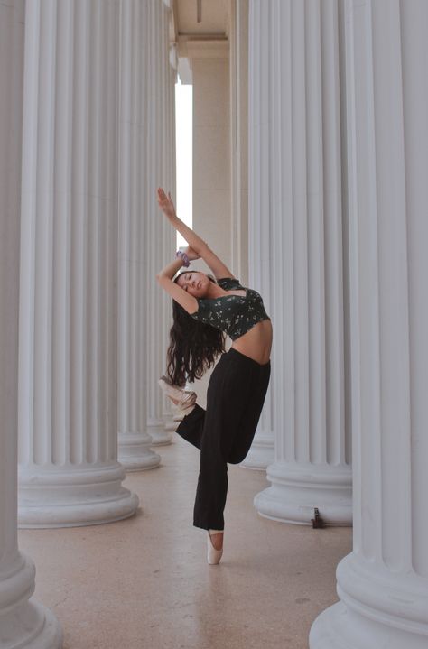 Outfits For Dance Photoshoot, Beginner Pointe Poses, Lyrical Dance Poses Photography, Ballet Pose Ideas, Pointe Poses Photography, Pointe Dance Poses, Dance Photoshoot Outfit Ideas, Pointe Shoe Poses, Ballet Pointe Poses