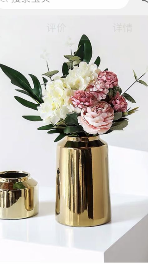 Golden Vases With Flowers, Gold Vase Flowers, Luxury Nail Salon, Home Flower Decor, Gold Vase, Vase Flowers, Golden Jubilee, Flower Vase Arrangements, Nail Room