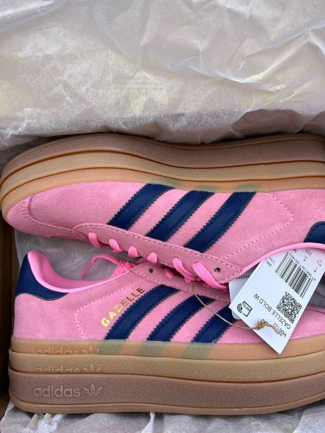 Platform Gazelle, Pink Gazelles, Gazelle Bold, Pretty Shoes Sneakers, Sneakers Pink, Adidas Shoes Women, Cute Heels, Streetwear Sneakers, Cute Nikes