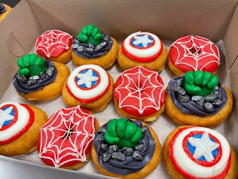 Super Hero Donuts Ideas, Donut Decor, Hipster Food, Donut Decorating Ideas, Marvel Birthday, Rainbow Donut, Marvel Birthday Party, Donut Art, Donut Decorations