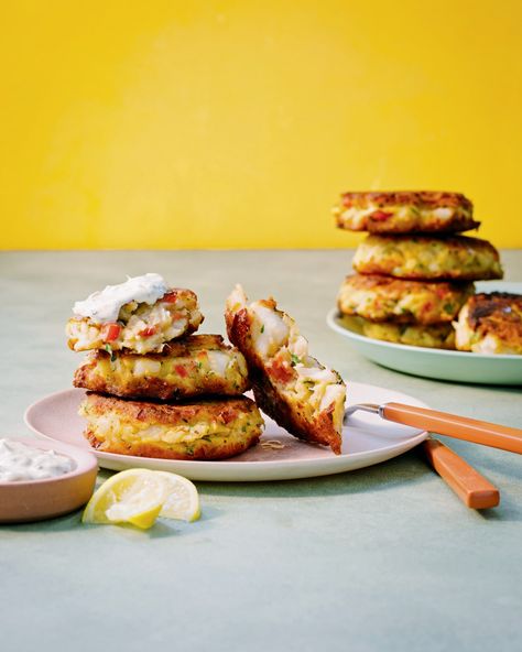 Crispy Cod Cakes with Tartar Sauce Yankee Recipes, Crispy Cod, Cod Fish Cakes, New England Recipes, Cod Cakes, England Recipes, Fish Cakes Recipe, Fish Cakes, Salsa Recipes