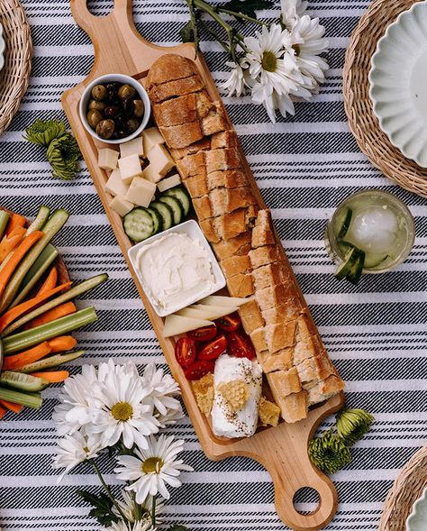 Baguette Snacks Party Appetizers, Italian Bread Dipping Oil Charcuterie Board, Charcuterie Board With Baguette, Baguette Charcuterie Board, Baguette Ideas Appetizers, Breads And Spreads Board, Charcuterie Board Bread Ideas, Baguette Dips, Baguette Appetizer Ideas