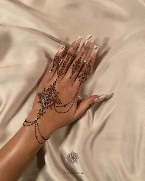 Simple Henna Designs Hand, New Henna Designs, Henna Designs Back, Wrist Henna, Cute Henna Designs, Henna Inspired Tattoos, Cute Henna, Foot Henna, Eid Mehndi Designs