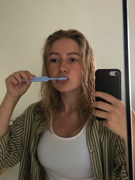 Teeth Brush Aesthetic, Teeth Cleaning Aesthetic, Brush Your Teeth Aesthetic, Flossing Teeth Aesthetic, Good Teeth Aesthetic, Clean Teeth Aesthetic, Washing Face Aesthetic, Wet Hair Selfie, Brushing Teeth Aesthetic