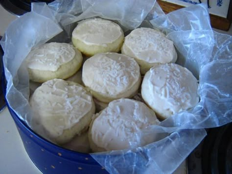 Mennonite soft cookies - I remember these growing up.. need to try for xmas White Cookies Recipe, Mennonite Girls Can Cook, Cooking Website, Pennsylvania Dutch Recipes, Amish Food, Mennonite Recipes, White Cookies, Soft Cookies, White Cookie