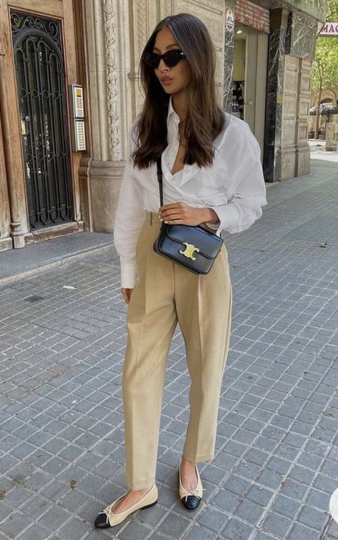 Khaki Pants Outfit Women, Khaki Pants Outfit, Parisian Outfits, Lunch Outfit, Office Outfits Women, Tan Pants, Estilo Preppy, Event Outfit, Work Style