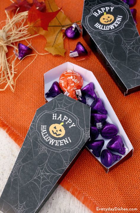 Printable Coffin Treat Boxes For Halloween Candy Halloween Box Ideas, Coffin Treat Boxes, Piñata Halloween, Coffin Treats, Halloween Treat Bags Diy, Boxes Craft, Halloween Candy Box, Box Printable, Halloween Treat Boxes