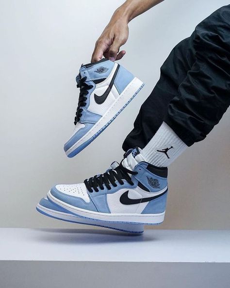 Light Blue Sneakers, Aesthetic Hombre, Jordans Sneakers Outfit, Cheap Jordan Shoes, Black Basketball Shoes, Nike Fashion Shoes, Blue Jordans, Jordan Shoes Girls, Jordan Shoes Retro