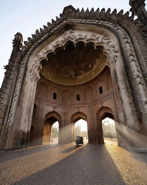 Rumi Darwaza Lucknow, Lucknow Photography, Purani Delhi, Indian Fort, Wall Building, Spiritual Pictures, India Travel Places, Heritage Architecture, India Architecture