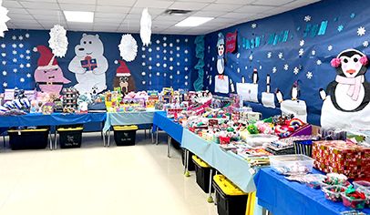 School Santa Shop Decorating Ideas, Pto Christmas Store, Pto Holiday Shop Ideas, Elementary School Santa Shop, Pta Holiday Shop, School Christmas Store Ideas, Elementary School Holiday Shop, Santa Shop Decorating Ideas, School Christmas Shop Ideas