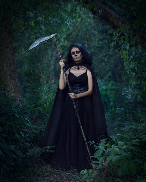 grim reaper horror halloween photoshoot Grim Reaper Halloween Costume Women, Female Grim Reaper Costume, Grim Reaper Cosplay Female, Reaper Costume Women, Womens Grim Reaper Costume, Grim Reaper Cosplay, Reaper Halloween Costume, Grim Reaper Costume Women, Grim Reaper Makeup