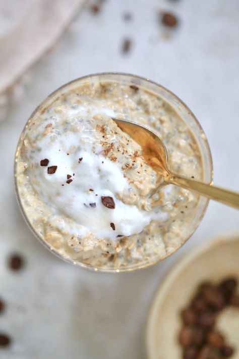 Filling Oat Milk Latte Overnight Oats - Hummusapien Chia Seeds And Yogurt, Latte Overnight Oats, Coffee Overnight Oats, Oat Milk Latte, What Is Healthy Food, Healthy Foods To Make, Vegan Overnight Oats, Breakfast Oatmeal Recipes, Brunch Bread