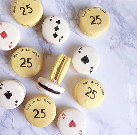 Poker Wedding, Themed Macarons, Vegas Theme, Poker Party, Poker Night, Game Themes, Casino Chips, Poker Chips, Yummy Desserts