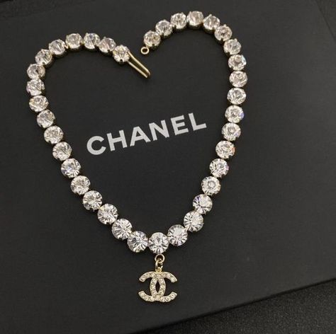 قلادات متدلية, Chanel Aesthetic, Expensive Jewelry Luxury, Chanel Necklace, Bling Necklace, Jewelry Accessories Ideas, Girly Accessories, Jewelry Fashion Trends, Chain Fashion