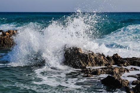 Waves Crashing On Rocks, 5 Minutes Craft, Surf Painting, Seaside Paintings, Ocean Waves Painting, Surf Spray, Seascapes Art, Beautiful Beach Pictures, Seascape Photography