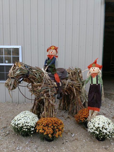 Fall Decor Driveway Entrance, Horse Scarecrow, Halloween Horse Stall Decorations, Fall Corn Stalk Decor, Cornstalk Decor, Corn Stalks Decorations, Horse Stall Decorations, Stall Decorations, Fall Yard Decor