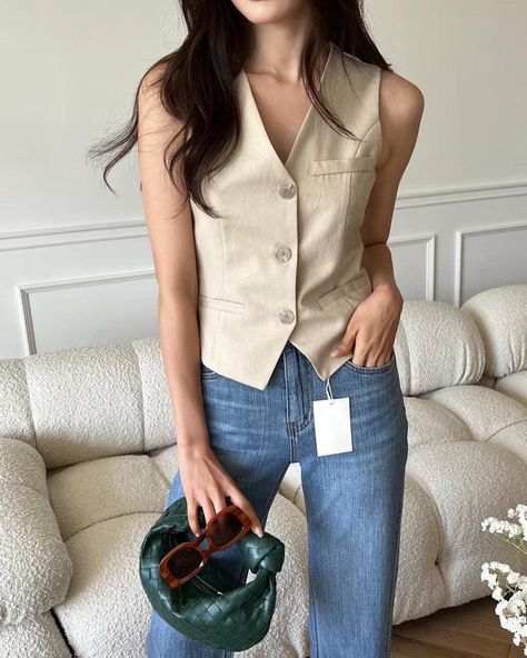 Vest Top And Jeans Outfit, Vest Outfits Korean Style, Tan Waistcoat Women Outfit, Beige Linen Vest Outfit, Winter Waistcoat Outfit, Beige Waistcoat Outfit Women, Architecture Outfit Woman, Beige Vest Outfits For Women, Outfits With Vests For Women